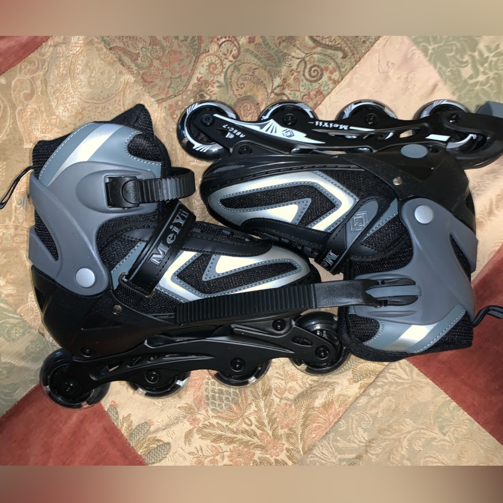 NWOT!! UNISEX Light-up wheels, In-line, ADJUSTABLE SIZES Rollerblades!